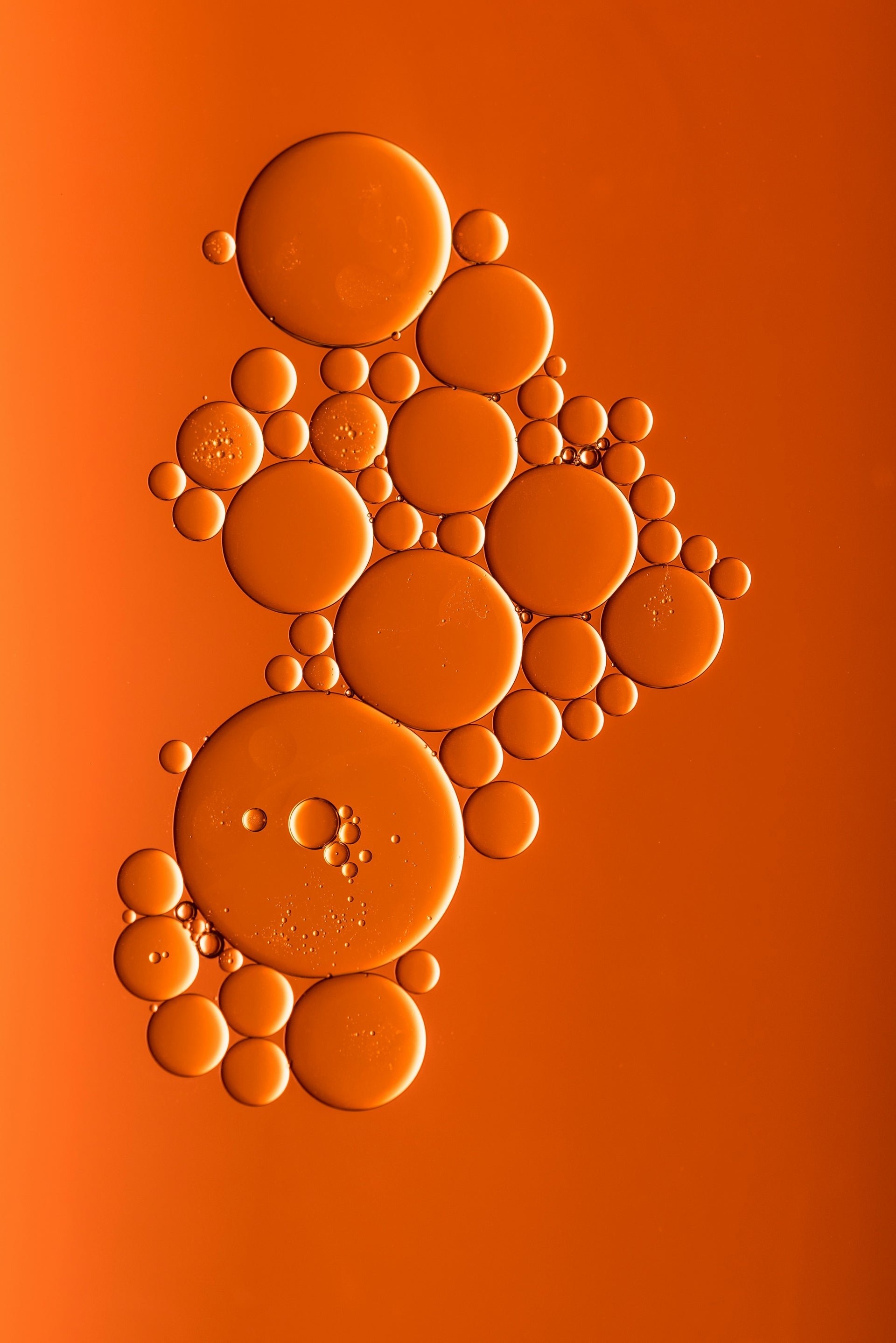 Close-up van natuurlijke oranje ingrediënten in een warme, natuurlijke setting.