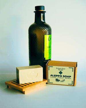 Primal Glow Aleppo zeep met 40% laurierolie in een verpakking.