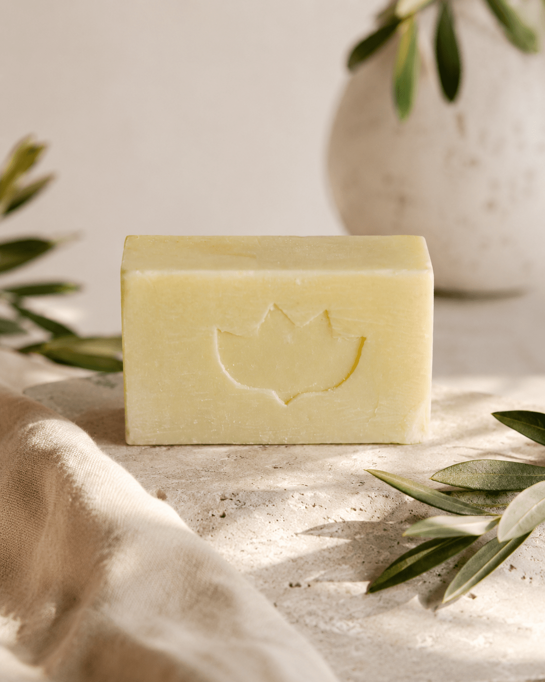 Primal Glow Aleppo zeep met 40% laurierolie voor natuurlijke huidverzorging.