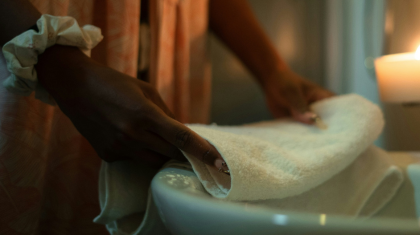 Persoon gebruikt een Primal Glow katoenen handdoek.