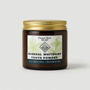 Primal Glow remineraliserend tandpoeder in potje voor natuurlijke mondverzorging.