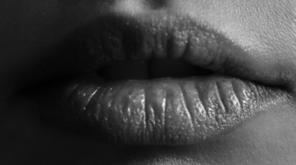 Zwart-wit close-up van verzorgde lippen.